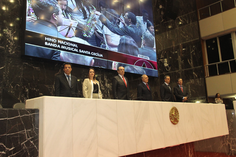 Mesa: Deputado Wander Borges; a Defensora Pública-Geral, Christiane Neves Procópio Malard; Presidente Sebastião Helvecio; Deputado Hely Tarquinio; Ouvidor Geral do Estado, Fábio Caldeira;  e o Vice-Prefeito de Belo Horizonte, Délio Malheiros.